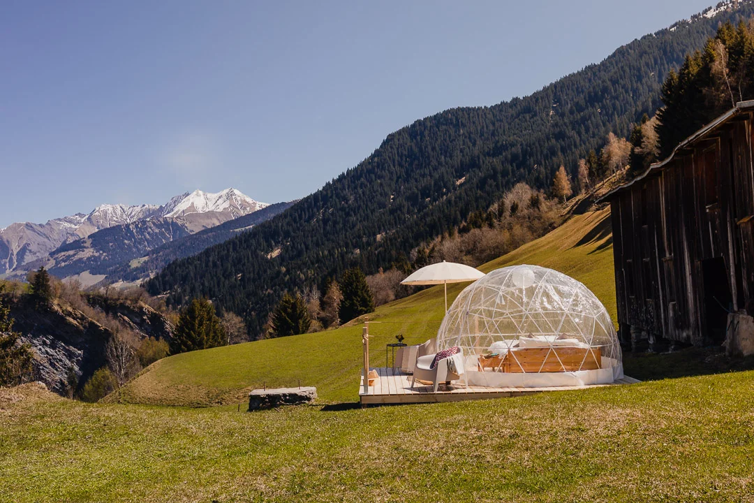 Bubble-Suite umgeben von Bergen in Graubünden